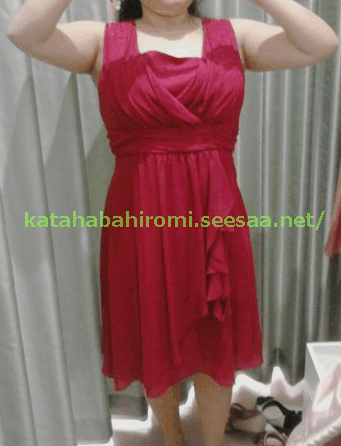 Petite goblet body type woman wearing a dress