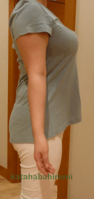 胸を強調しすぎないシルエット